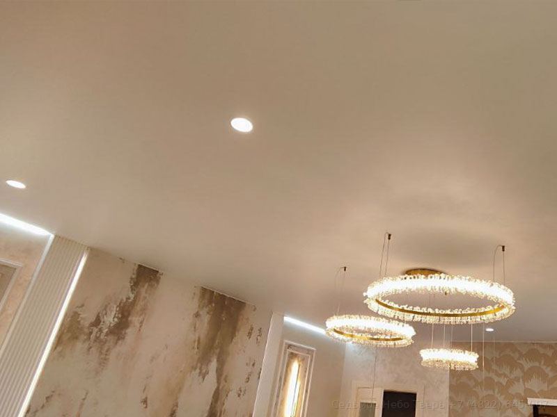 Натяжной потолок с люстрой и светильниками