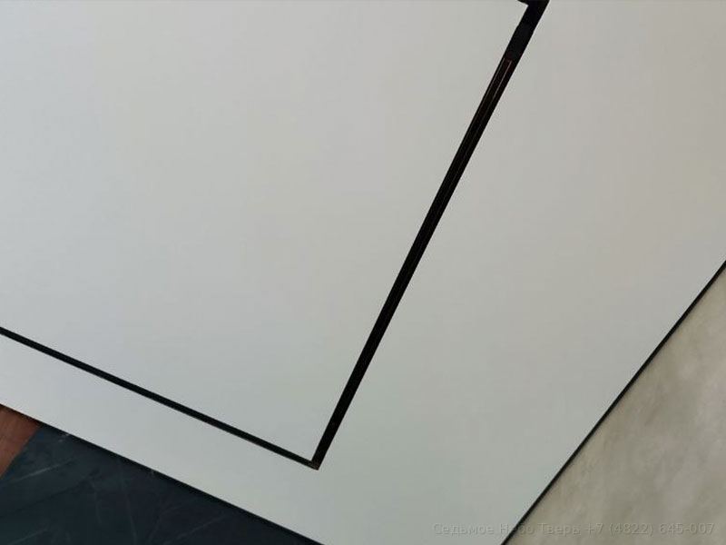 Трековый шинопровод и теневой потолок