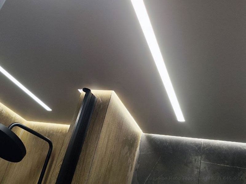 Парящий потолок со световыми линиями