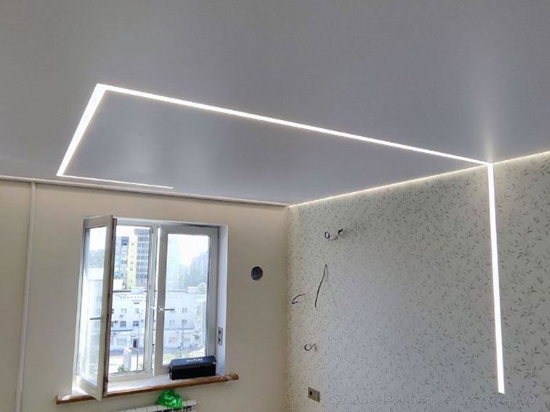 Световые линии и скрытый карниз