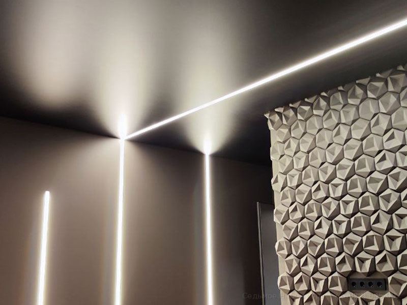 Черный потолок и световые линии