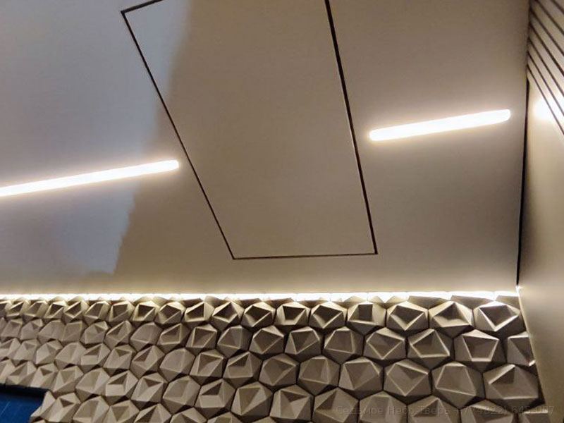 Люк, световая линия и парящий потолок