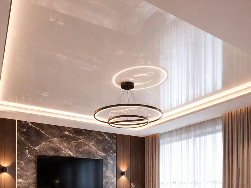 Глянцевый натяжной потолок