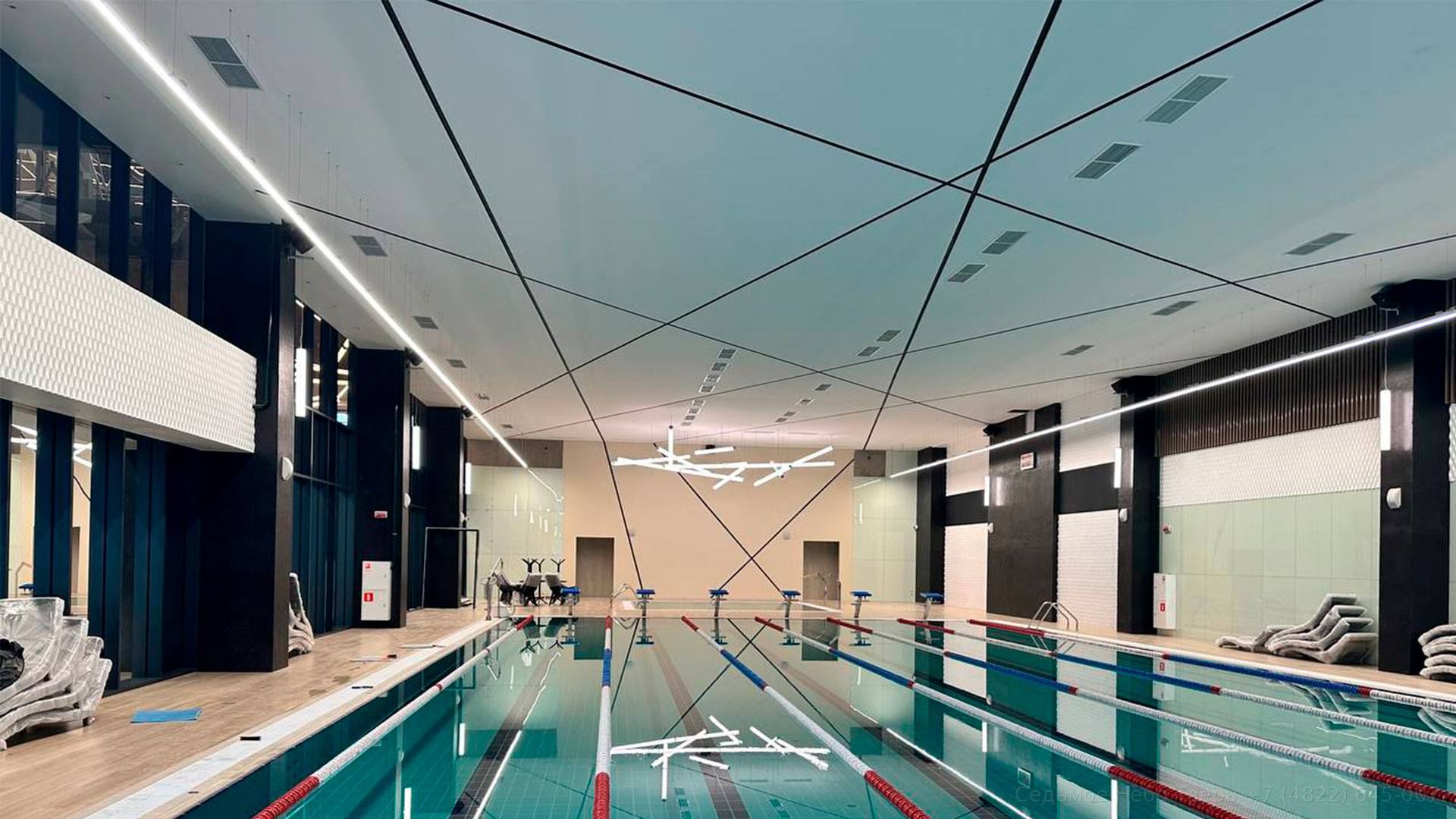 Интерьер с современным натяжным потолком